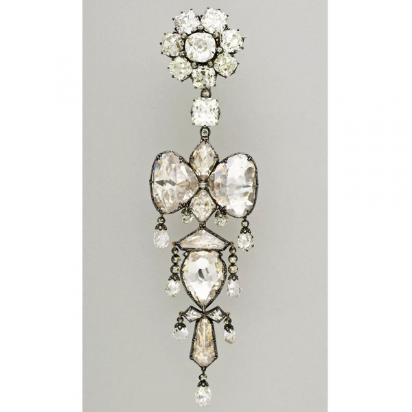 Найдены перчатки и жилет преступников, ограбивших Лувр Найдены перчатки и жилет преступников, ограбивших Лувр