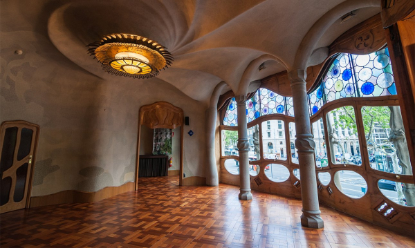 Шедевр Гауди постоянно меняется, оставаясь прежним Шедевр Гауди постоянно меняется, оставаясь прежним