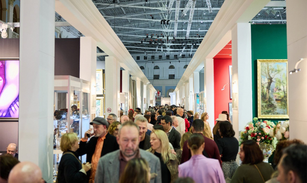 Антикварный салон сохраняет классичность