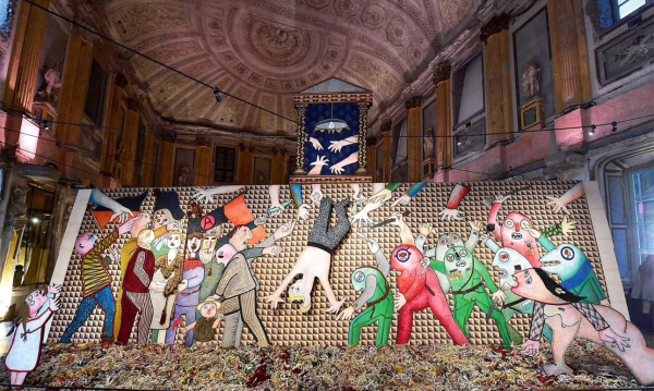 Произведение в честь мертвого анархиста разместили в зале не по размеру