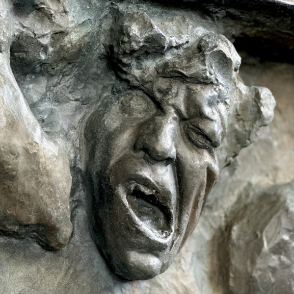 Бронзовый рельеф Ивана Шадра: борьба с коррозией за землю