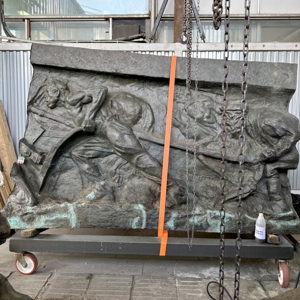 Бронзовый рельеф Ивана Шадра: борьба с коррозией за землю