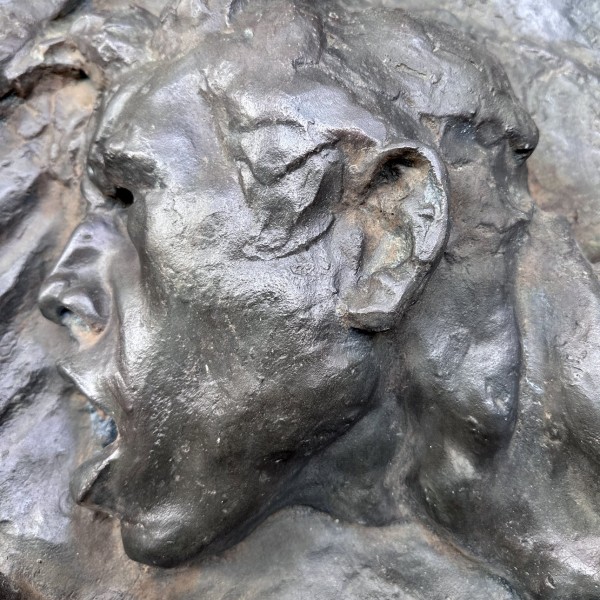 Бронзовый рельеф Ивана Шадра: борьба с коррозией за землю