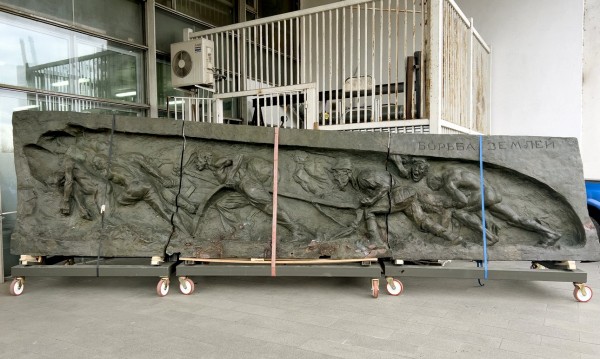 Бронзовый рельеф Ивана Шадра: борьба с коррозией за землю