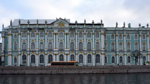 Вход в Эрмитаж временно закрыли из-за сообщения об угрозе режиму безопасности Вход в Эрмитаж временно закрыли из-за сообщения об угрозе режиму безопасности