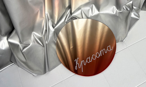 Выставка «Звезды сошлись» превратила Ruarts в королевство цветных зеркал