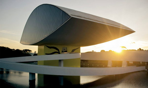 Мировые музеи балансируют между классикой, милотой и политикой