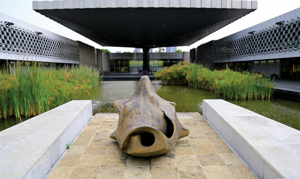 Мировые музеи балансируют между классикой, милотой и политикой