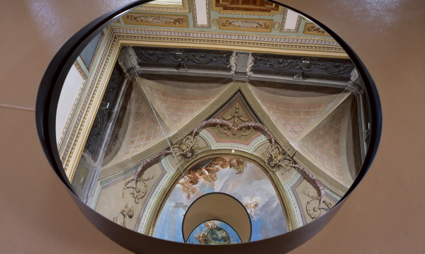 Непрерывная линия Ребекки Хорн проведена в замке Кастелло ди Риволи Непрерывная линия Ребекки Хорн проведена в замке Кастелло ди Риволи