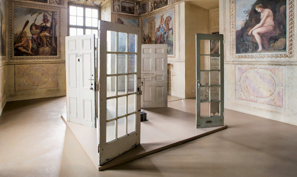 Непрерывная линия Ребекки Хорн проведена в замке Кастелло ди Риволи Непрерывная линия Ребекки Хорн проведена в замке Кастелло ди Риволи