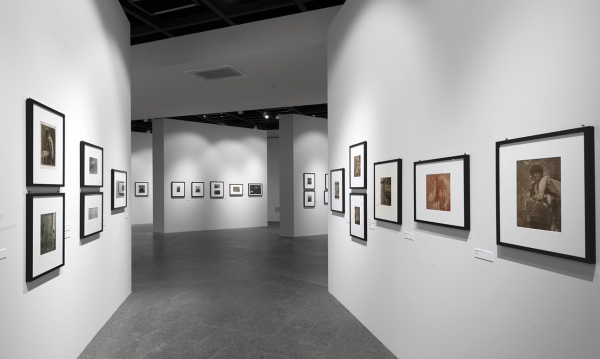 Два века фотографии в петербургском Манеже