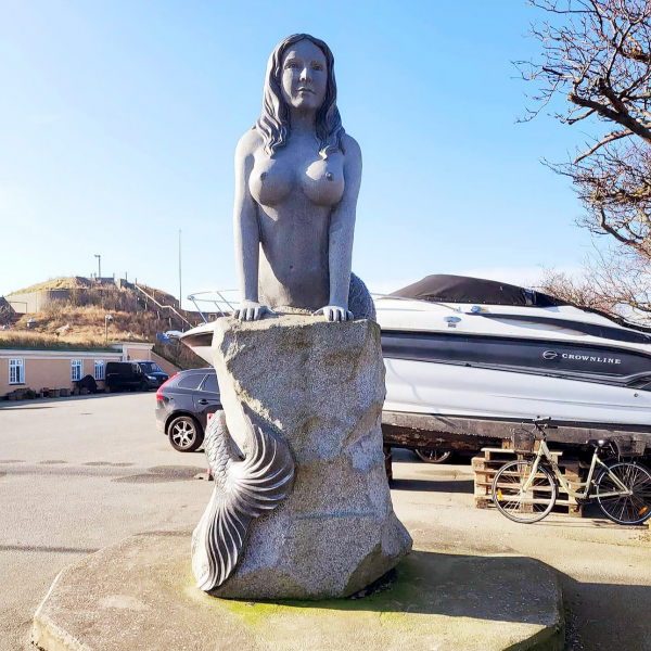 В Копенгагене выступают против неподобающего вида русалки