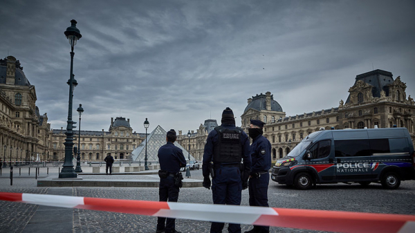 Figaro: двое были задержаны и помещены под стражу в связи с ограблением Лувра Figaro: двое были задержаны и помещены под стражу в связи с ограблением Лувра