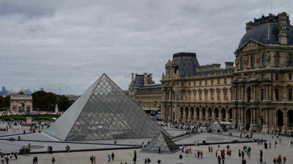 Появились кадры ограбления Лувра Появились кадры ограбления Лувра