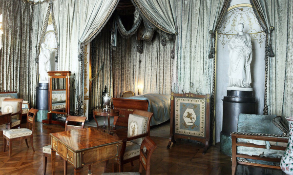 Королевскую спальню в «швабском Версале» декорируют по вкусу прежнего хозяина