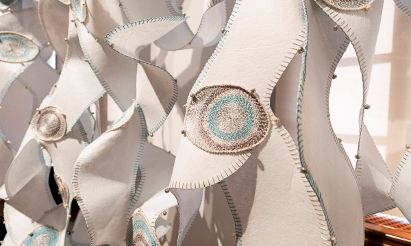 На текстильной триеннале в «Царицыно» переплелись нити и идеи На текстильной триеннале в «Царицыно» переплелись нити и идеи