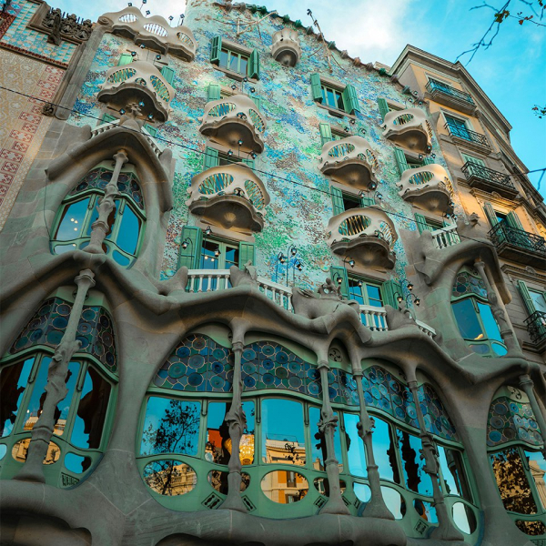 Шедевр Гауди постоянно меняется, оставаясь прежним Шедевр Гауди постоянно меняется, оставаясь прежним