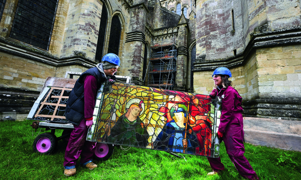 Жертвы аврала: ангелам в кафедральном соборе Солсбери требуется помощь Жертвы аврала: ангелам в кафедральном соборе Солсбери требуется помощь