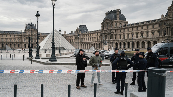 Искусствовед Подстаницкий: похищенные в Лувре драгоценности могут быть уничтожены Искусствовед Подстаницкий: похищенные в Лувре драгоценности могут быть уничтожены