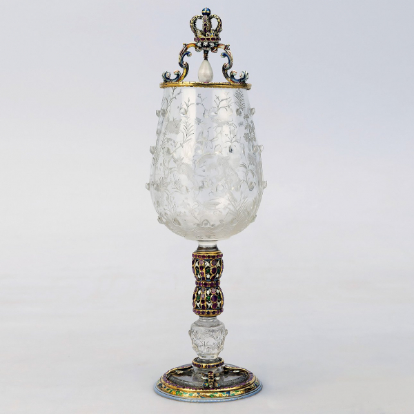 Хрустальный кубок, связавший двух монархов, снова увенчан золотой короной