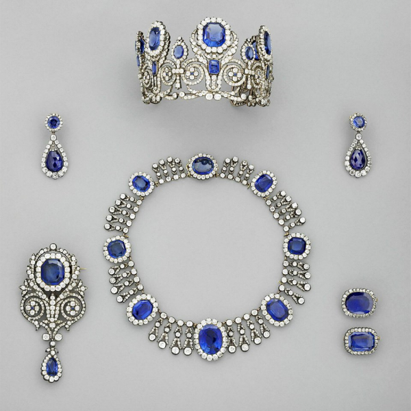 Найдены перчатки и жилет преступников, ограбивших Лувр Найдены перчатки и жилет преступников, ограбивших Лувр