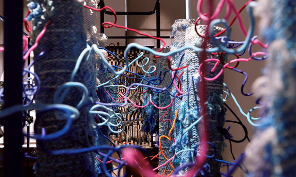 На текстильной триеннале в «Царицыно» переплелись нити и идеи На текстильной триеннале в «Царицыно» переплелись нити и идеи