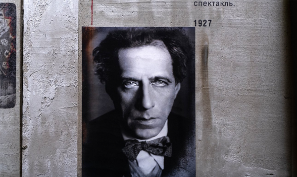 Немая сцена: театральный музей Петербурга показывает Мейерхольда на фоне Гоголя и Брюллова Немая сцена: театральный музей Петербурга показывает Мейерхольда на фоне Гоголя и Брюллова