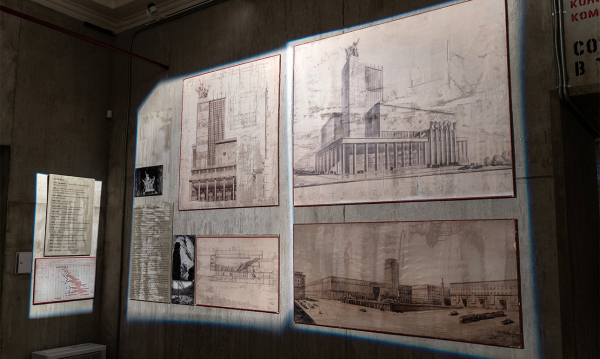 Немая сцена: театральный музей Петербурга показывает Мейерхольда на фоне Гоголя и Брюллова Немая сцена: театральный музей Петербурга показывает Мейерхольда на фоне Гоголя и Брюллова