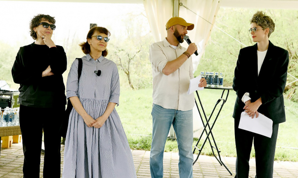 Один парк для двоих Бродских: в Веретьеве открылась новая часть инсталляции на болоте