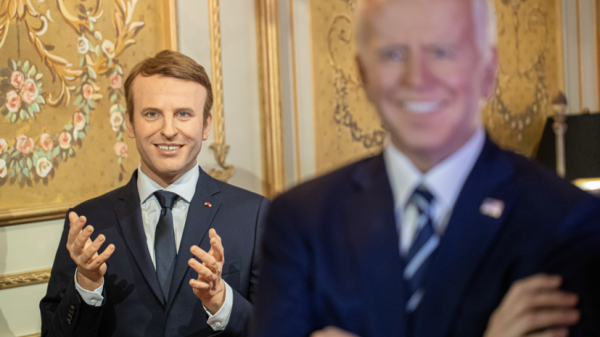 BFMTV: скульптуру Макрона украли из музея восковых фигур «Гревен» во Франции BFMTV: скульптуру Макрона украли из музея восковых фигур «Гревен» во Франции