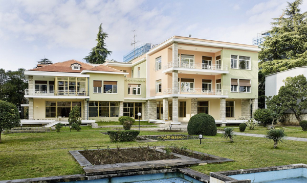 Бывший дворец албанского диктатора стал арт-резиденцией