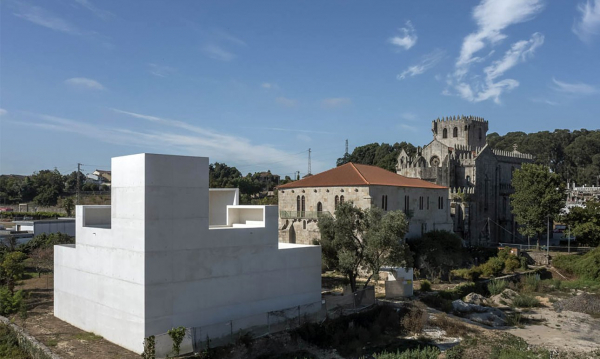В Португалии убежище для паломников превратили в заповедник искусства В Португалии убежище для паломников превратили в заповедник искусства