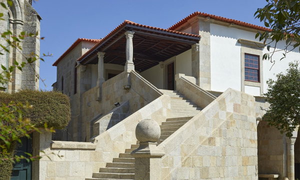 В Португалии убежище для паломников превратили в заповедник искусства В Португалии убежище для паломников превратили в заповедник искусства