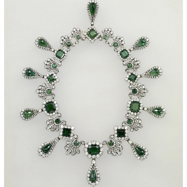 Найдены перчатки и жилет преступников, ограбивших Лувр Найдены перчатки и жилет преступников, ограбивших Лувр