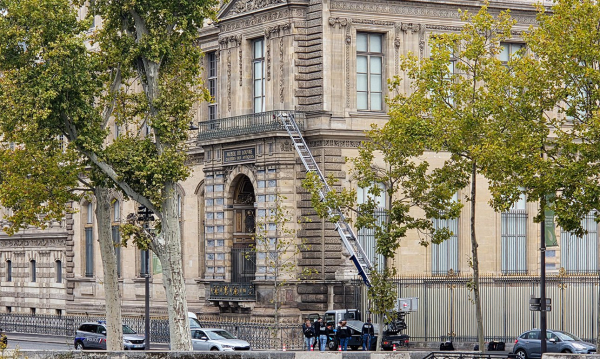 Найдены перчатки и жилет преступников, ограбивших Лувр Найдены перчатки и жилет преступников, ограбивших Лувр