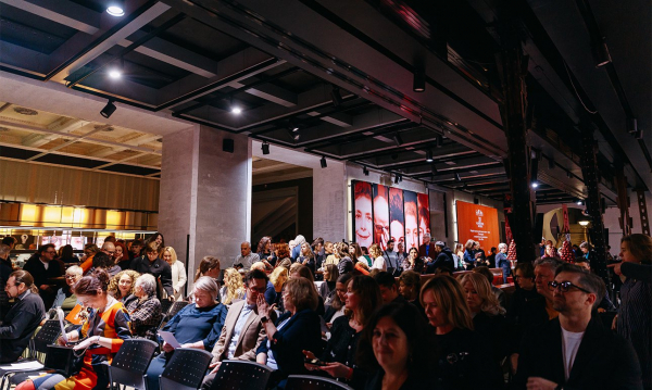 Электротеатр испытал катарсис: 25 интервью TANR превратились в перформанс